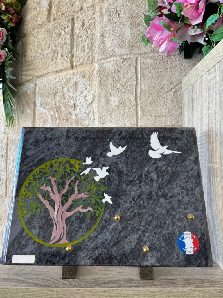 Plaque funéraire rectangulaire avec arbre de vie vert et envol de colombes blanches