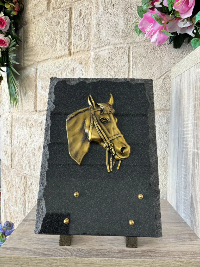 laque funéraire rectangulaire en granit ornée d'une tête de cheval en bronze