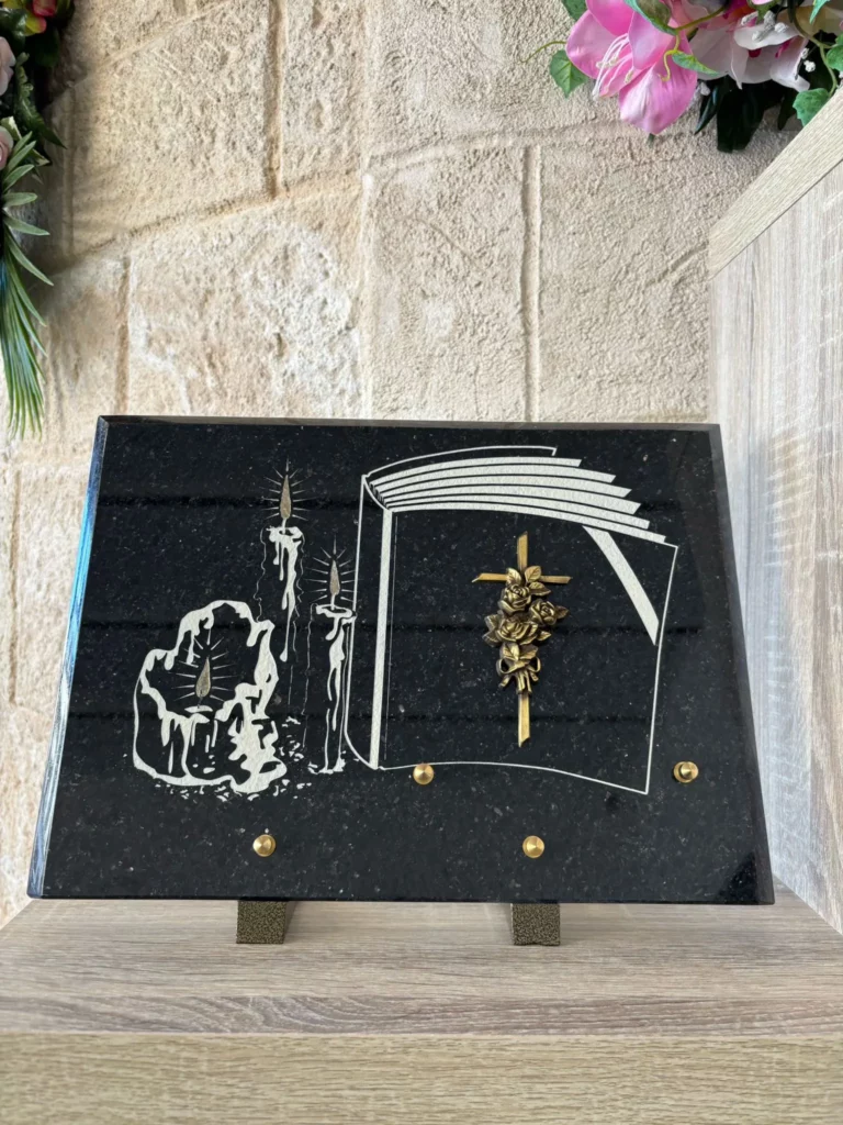 Plaque funéraire motif livre ouvert, bible, croix dorée et bougies gravées
