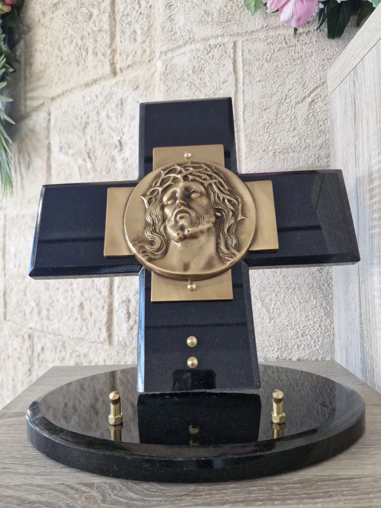 Plaque funéraire sur socle en granit en forme de croix avec médaillon Christ