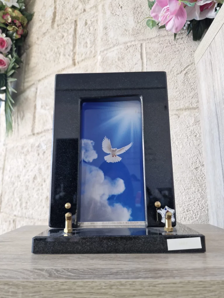 Plaque funéraire avec encadrement granit noir et image plexiglas colombe et ciel