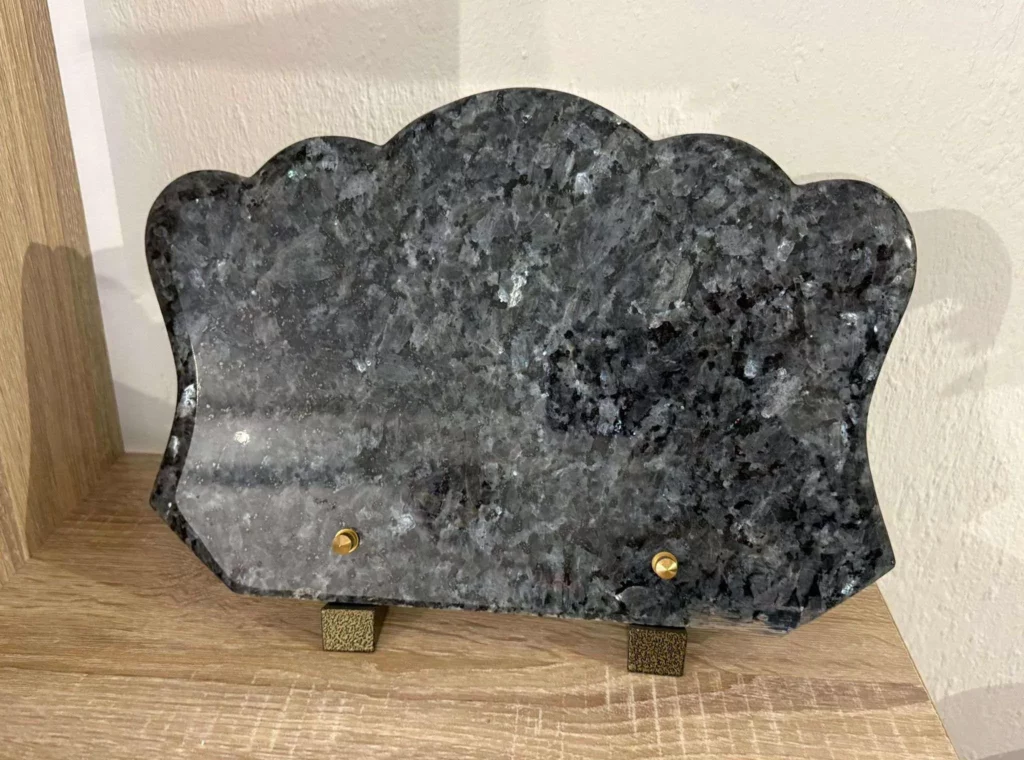 Plaque funéraire en granit bleu labrador forme nuage avec bords festonnés