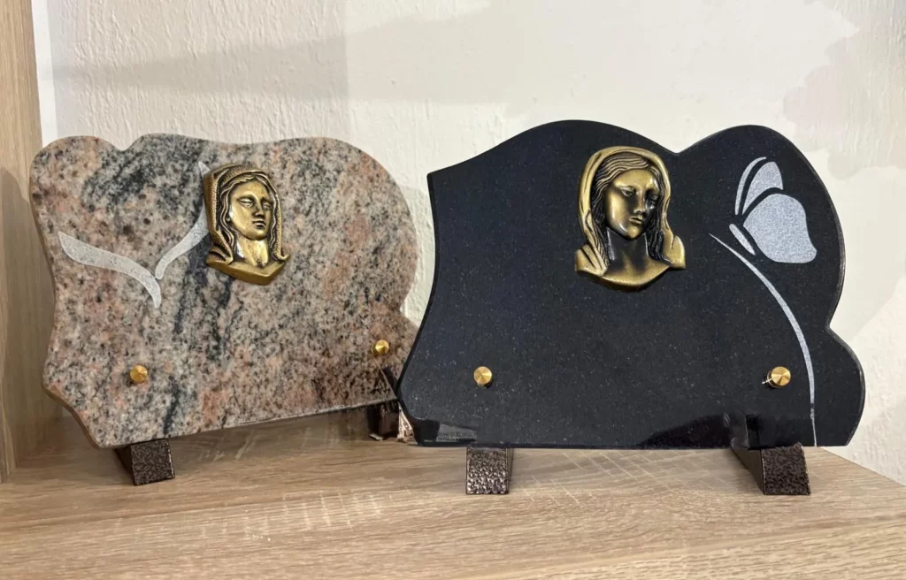 Plaques funéraires modernes arrondies en granit avec bronze représentant la Sainte Vierge
