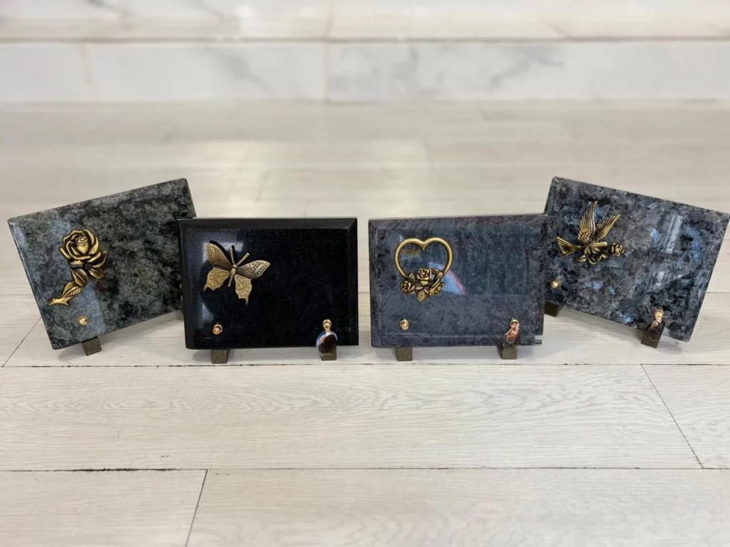 plaque funéraire Granit papillon Bronze fleur rose