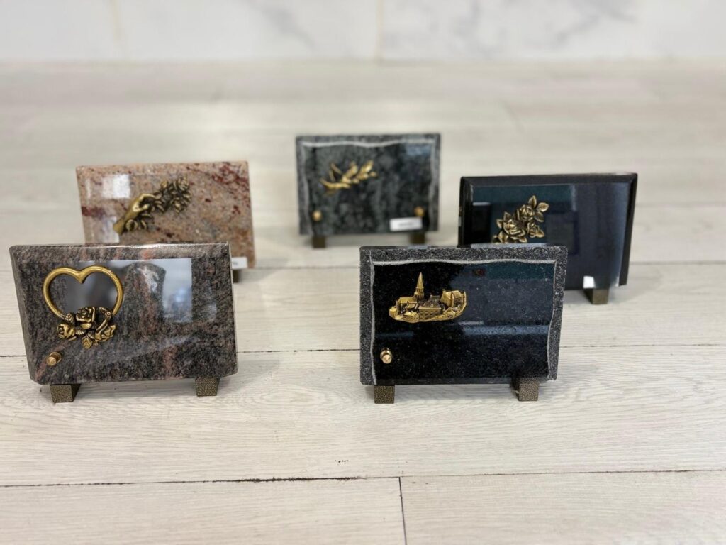 plaque funéraire Granit papillon Bronze fleur rose