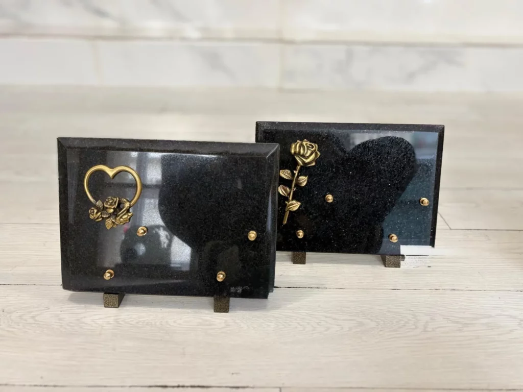 Plaques funéraires en granit noir galaxy avec décors cœur et rose en bronze