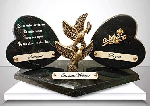Plaque funéraire en granit noir à double cœur gravée avec colombes et rose dorée